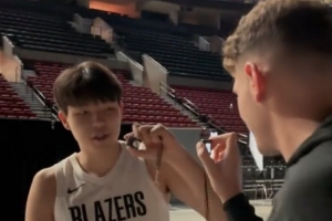 哈哈！新赛季媒体日克林根和杨瀚森拿着微型相机互拍