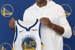 空间型5号位！霍福德已经身穿勇士20号训练服开始了投篮训练