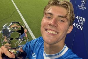 没想到吧~霍伊伦生涯8场欧冠进7球，此前在曼联时欧冠6场5球