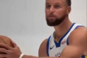 致敬队史传奇！库里定妆照拍摄模仿内特-瑟蒙德海报动作