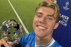 是真的开心霍伊伦和欧冠最佳奖杯自拍，笑容灿烂简直爆表