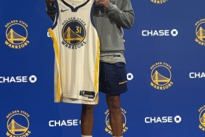 赛斯打趣：我曾试图从斯蒂芬手中买回30号球衣 他说不用钱