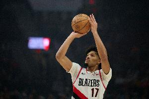 比卢普斯：夏普攻守做得都很棒 我们一直给他上对抗 他也能应付