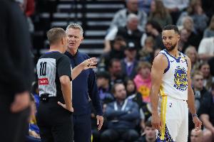 科尔：新规则会帮助到库里 之前大家都拼命打他的手臂