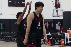 小吧探班啦现场直击杨瀚森训练 打磨罚球 今天的氛围很轻松！