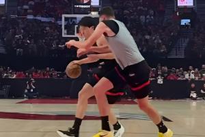 脚步很秀~开拓者球迷嘉年华：杨瀚森拿球虚晃 单打克林根拿下两分