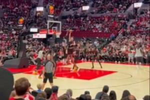 想什么呢？开拓者后卫起飞单手欲挑战杨瀚森 被小杨直接大帽拒绝