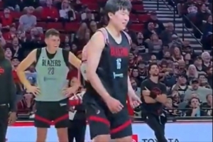 背书包学跳舞！媒体人：杨瀚森融入得不错 在球迷面前有亲和力