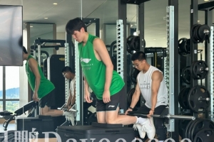 杨瀚森：克里斯哥哥比较辛苦 每天早起一小时自学英语&跟老婆视频