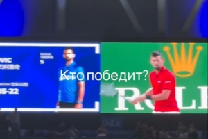 偷闲，申花主帅斯卢茨基现场观战德约科维奇比赛