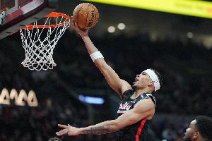 三分手感不错！卡马拉半场三分7中4射落12分 另有3板2助