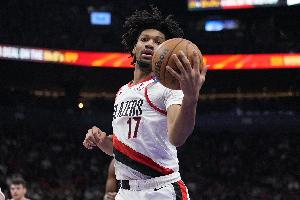 状态火热！夏普半场13中8砍下20分3板2助 次节独得13分