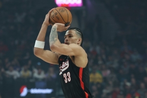 外线发炮！卡马拉上半场三分7中4砍下12分3篮板2助攻