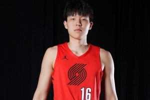 媒体人：杨瀚森首节打得有点狼狈 转换速度快 跟着跑体能迅速下降