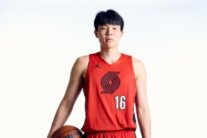 媒体人：杨瀚森作为新秀 没人会主动把球员交给你去分配 得慢慢来