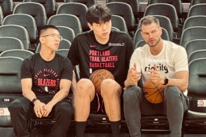 今日迎季前赛首秀！杨瀚森赛前认真接受助教斯普利特指点