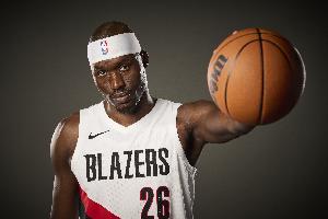 能把握机会！里斯替补11分钟 8中4&三分2中1拿到9分3板1帽