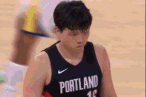 无奈！杨瀚森犯满被罚下后歪头噘嘴 表情略显沮丧