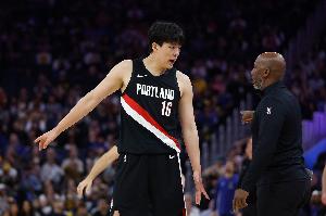 曾令旭：杨瀚森首秀有些亮点 要给他些时间&毕竟他在国内很长时间