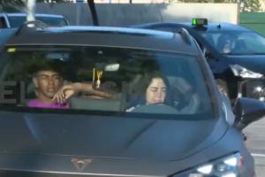 刚满18还在学驾照！女友今日开车送亚马尔去巴萨训练