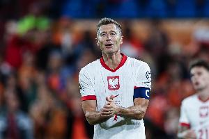 马卡报：莱万上半场就感到不适，巴萨不满其继续比赛导致伤势恶化