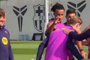 巴萨球员在训练课列队用拍头礼祝贺德容续约、费尔明伤愈归队