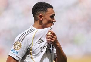 掌声还是嘘声？泰晤士报：客战利物浦，皇马后卫阿诺德有望复出