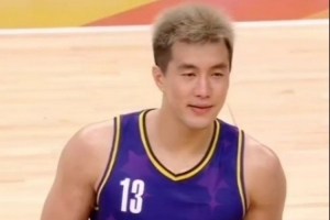 郭艾伦聚星名人赛狂砍43分率队赢球 获得个人首个MVP奖杯