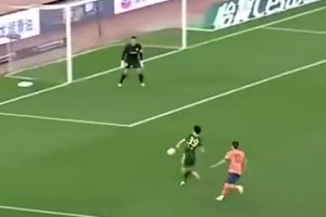 这球什么水平？18岁王钰栋攻破王大雷大门