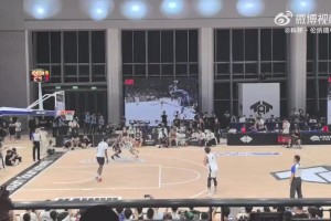 小卡中国行和球迷玩2v2，这防守，想在他头上得分太难了！