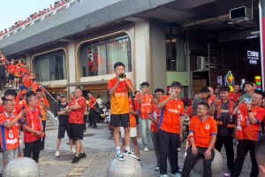 京鲁大战赛前，泰山队小球迷用唢呐演奏《橘颂色的火焰》