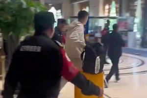 保安过于敬业，杨鸣无奈了：不用这么拦，这没人！