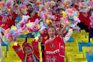 点燃凤凰山公益看台，近600名成都少年齐唱《有我》《爱我中华》