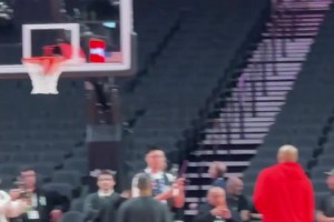 杨瀚森赛前投篮热身练习中投，手感还是很柔和的！