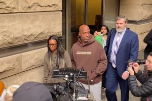 看上去很淡定！比卢普斯身穿运动连帽衫离开法院